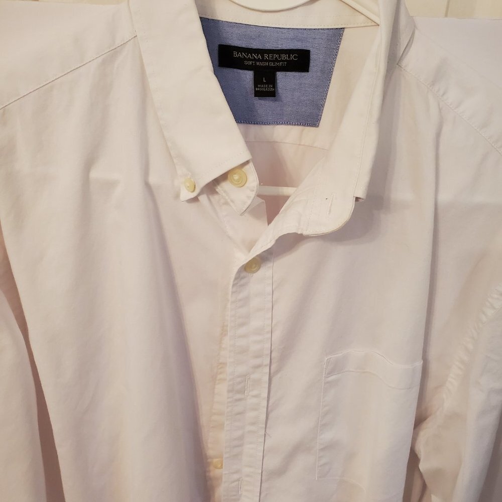 Banana Republic classic button down white shirt Size L. 97% cotton 3%Lycra.